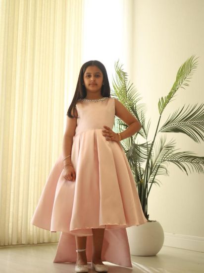 صورة فستان سهرة بيج ذيل وتطريز ملكي